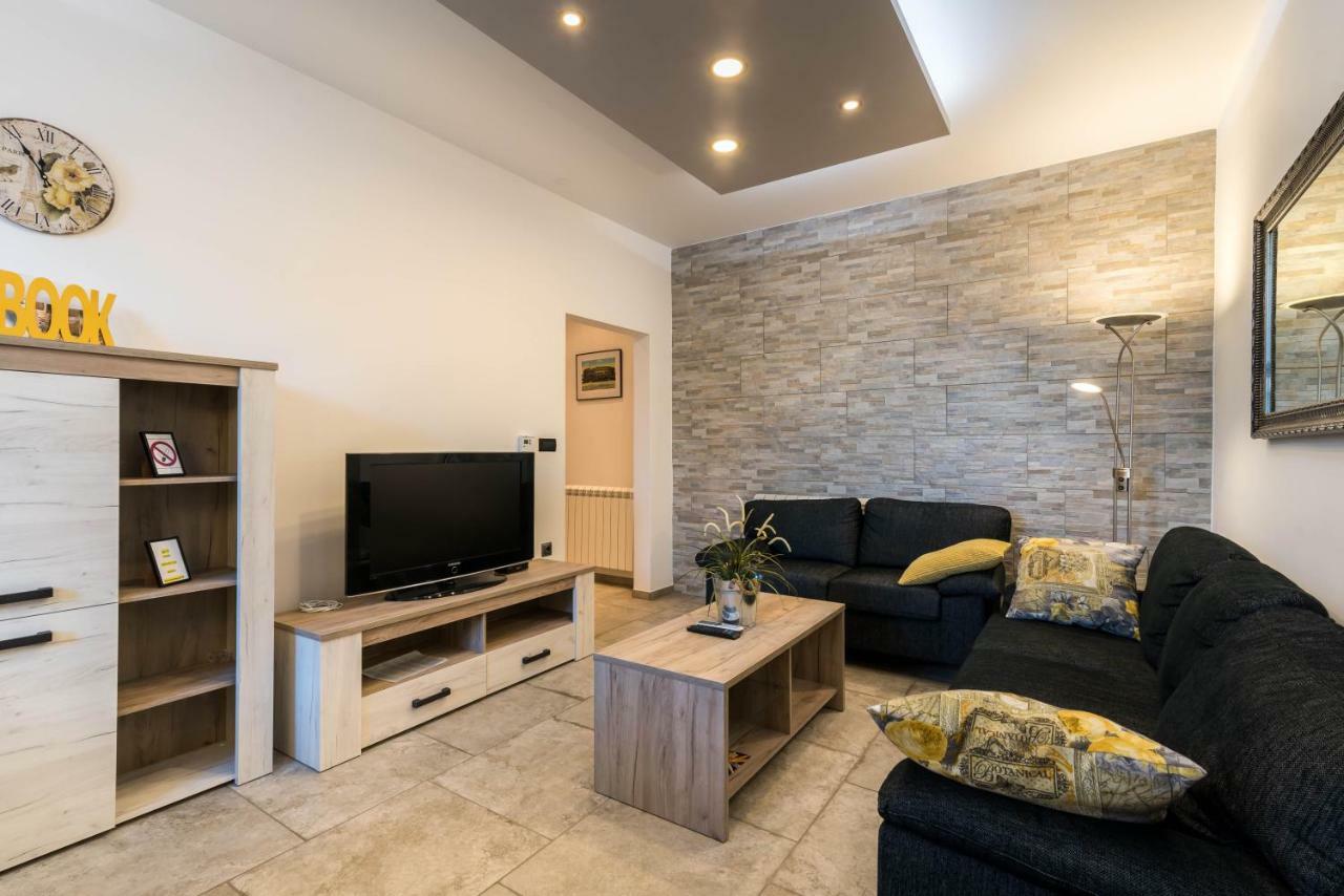 Apartment Goga พูลา ภายนอก รูปภาพ